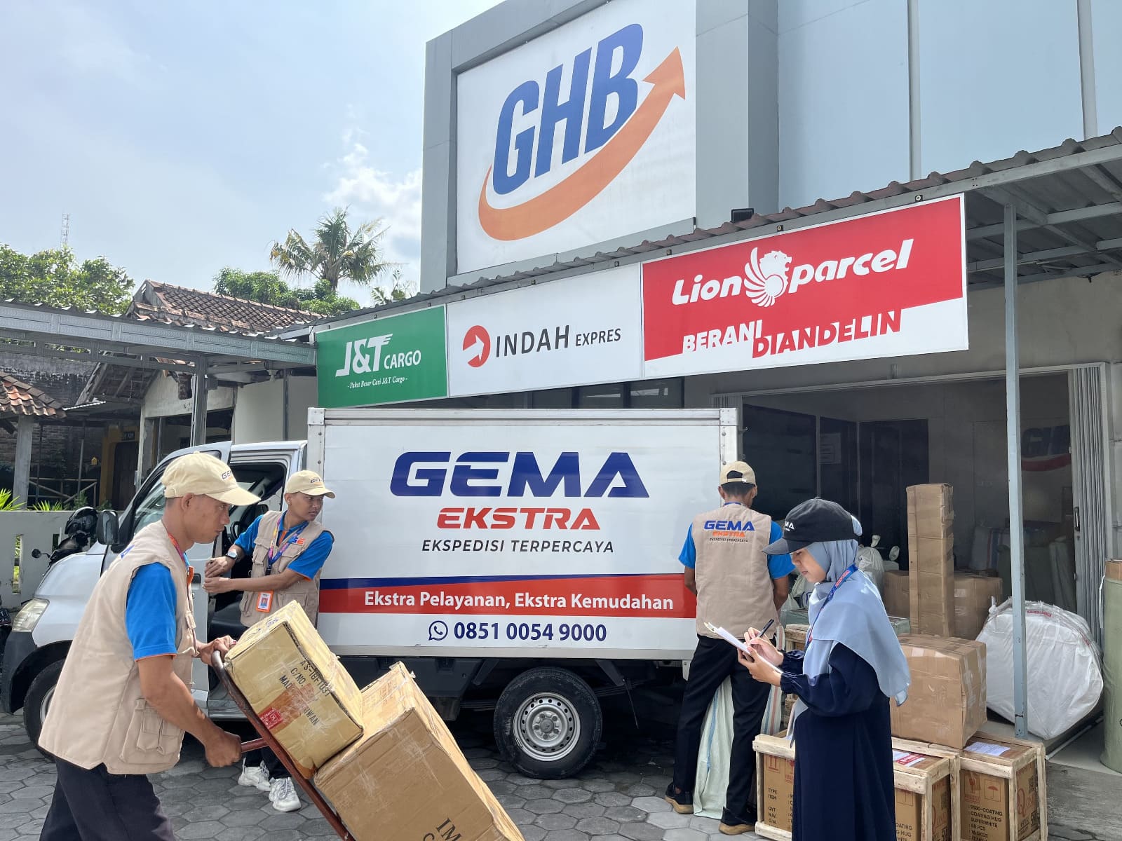 MENGIRIM BERBAGAI KOMODITI